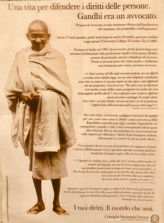 manifesto-Gandhi-era-un-avvocato.jpg